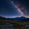 Voie lactée au-dessus d'un plateau de montagne
