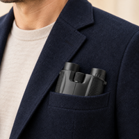 Jumelles compactes 10×25 glissées dans la poche d'une veste