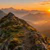 Sentier de randonnée sur une crête de montagne au coucher du soleil